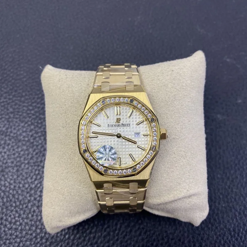 Audemars Piguetreplica watch women's Royal Oak67650 series yellow gold white dial watch side view