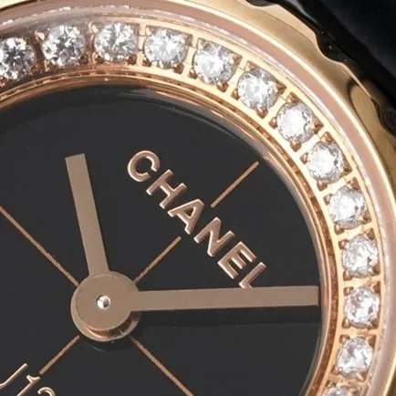 top-tier replicaChanel women's black dial black belt J12 series quartzleather strap watch detail shots