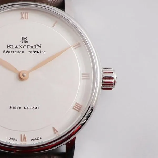 replicaBlancpain watch erotic classic gold Roman scale detail shots