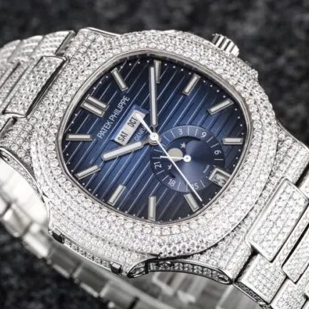 top-tier replicaPatek Philippe sporty and elegant baby's breath series Nautilus full diamond white steel blue dial men's mechanical watch side view
