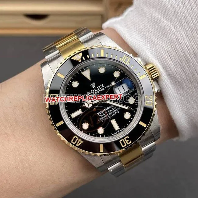 Rolex1:1replica watch VS FactorySubmariner41mmblack dial3235mechanical movement gold steel bracelet front live photo