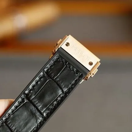 top-tier watch Hublot BIG BANG series Hublot boutique full diamond rose gold color case black belt watch side view