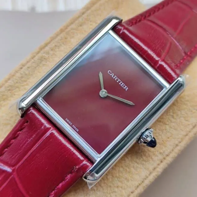 Side view of the new Cartier tank, a model of elegant style from a major manufacturer, high-quality replicak11