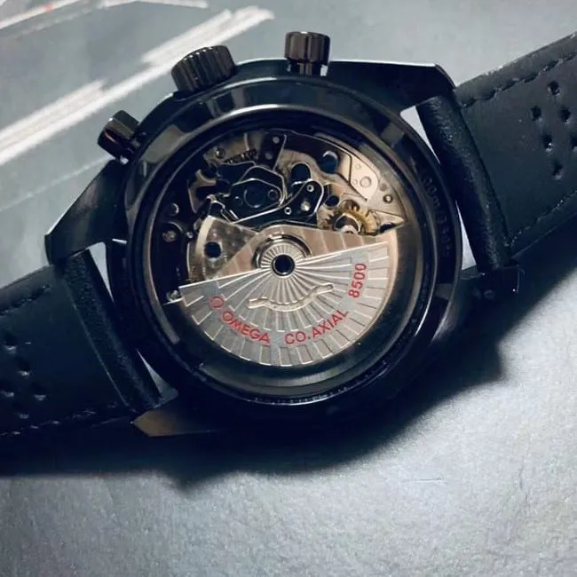 top-tier watch Omega men's black dial black belt Speedmaster Dark Side of the Moon automatic movementleather strap watch side view