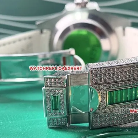 Rolex Submariner top-tier replicagreen dialdiamond bezelleather strap model wearing live photos