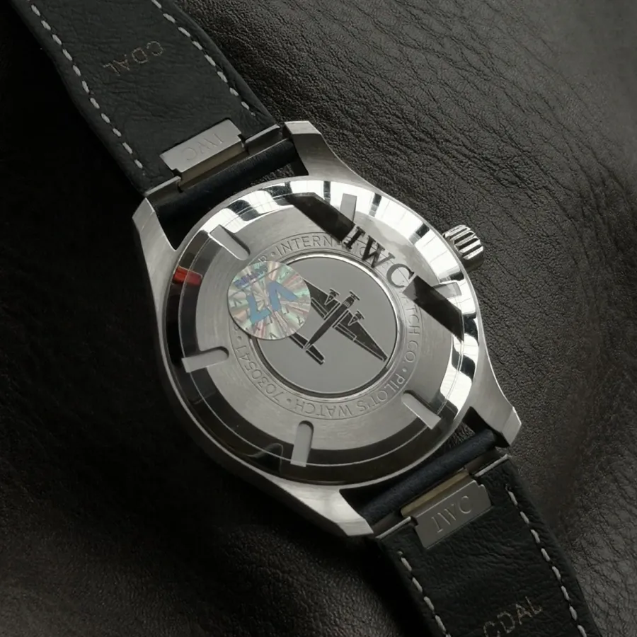 V7 pilot IWC1:1replica watch men's blue dialleather strap model IW328203side live photo