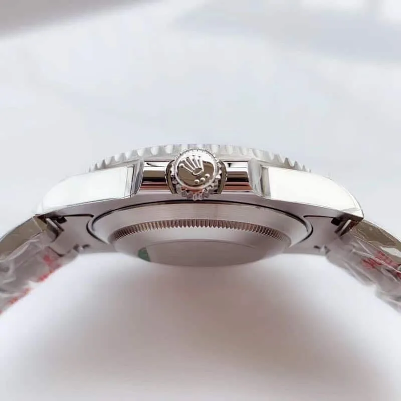 N Factory Submariner Rolex V10 is here, solving the issue of bezel fading. Front view.