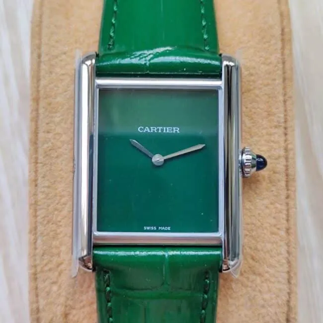top-tiersuper clonek11Cartier's model of elegant style, couple's watch detail shots