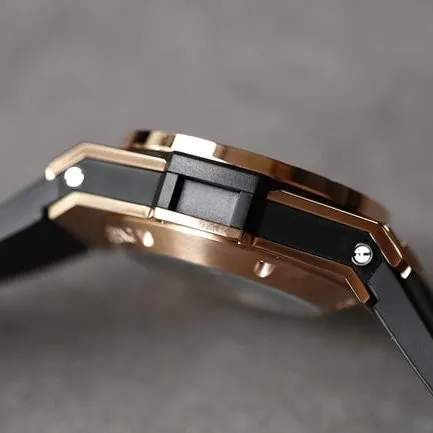top-tier replicaHublot1:1 watch men's gold plate rubber strap full diamond model v2 version BigBang big bang series watch detail shots