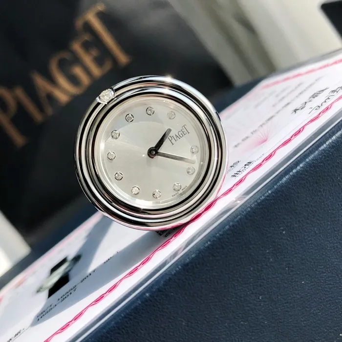 Top-tier watch Piaget white dialquartzleather strap watch back cover picture