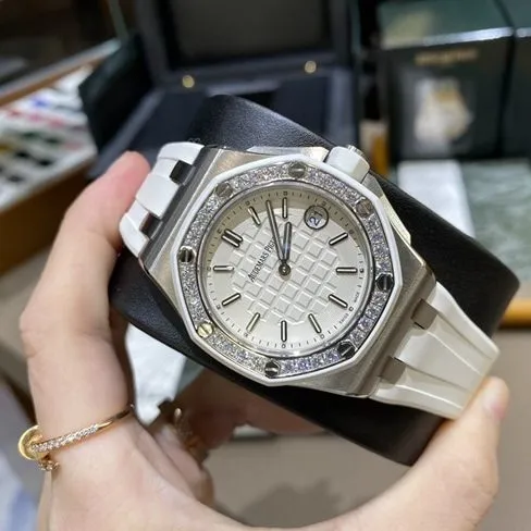 top-tier watch Audemars PiguetAP67540quartz women's white dialrubber strapRoyal Oak offshore series 37mm watch leather strap picture