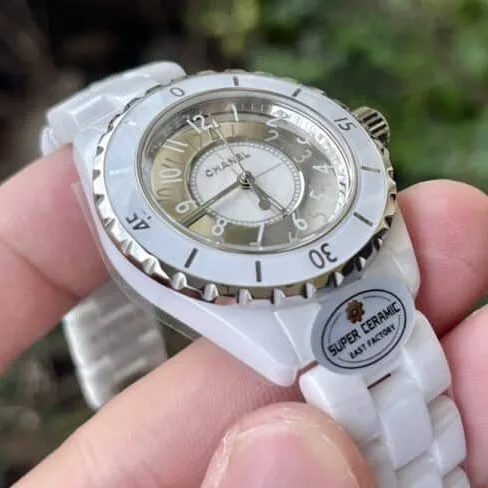 Side view of the new Chanel ring diamond J12 series women's watch from a major manufacturer, high-quality EASTceramic