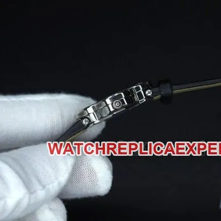 top-tier Van Cleef & Arpels four-leaf clover ladies' watchwhite dial South African real diamond silk bracelet side view of Swiss quartz watch