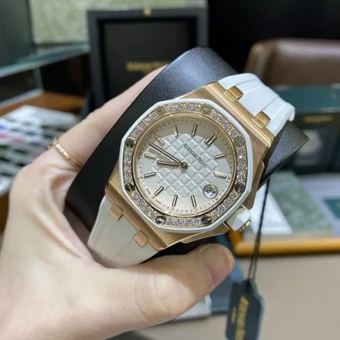top-tier watch Audemars PiguetAP67540Royal Oak offshore series 37mmwhite dialrubber strapquartzladies' watch side view