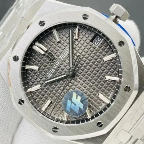 Top watch Audemars Piguet Royal Oak 15500 V2 edition powerfully interprets the crown-defending steel king, white steel gray dial men's watch clasp picture