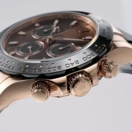 top-tier replicaRolex men's brown dial rubber strap Cosmograph Daytona fully automatic movement watch front view