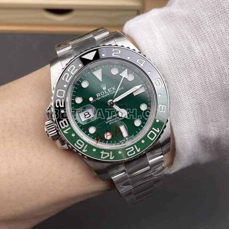 VSRolexGMT-Master1:1top-tier replicagreen dial126729front live photo