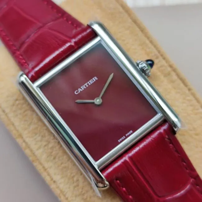 High-quality replicak11 new Cartier tank from a large manufacturer is a model of elegant style clasp picture
