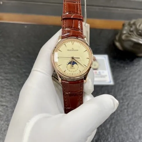 top-tier watch Jaeger-LeCoultre men's white dial brown belt moon phase series automatic movementleather strap watch side view
