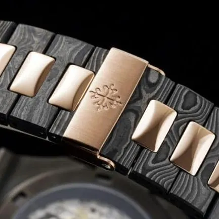 The aesthetic presentation of Patek Philippe Nautilus5711 carbon fiber is reshaped by DiW to create a watch movement diagram