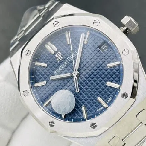 top-tier watch Audemars PiguetRoyal Oak15500V2 version strength interpretation of the defending steel king white steel blue bottom men's watch side view