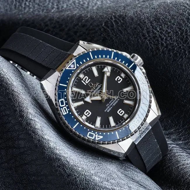 collectible watch VS FactorySeamaster 600m black dial blue bezel rubber braceletfront live photo