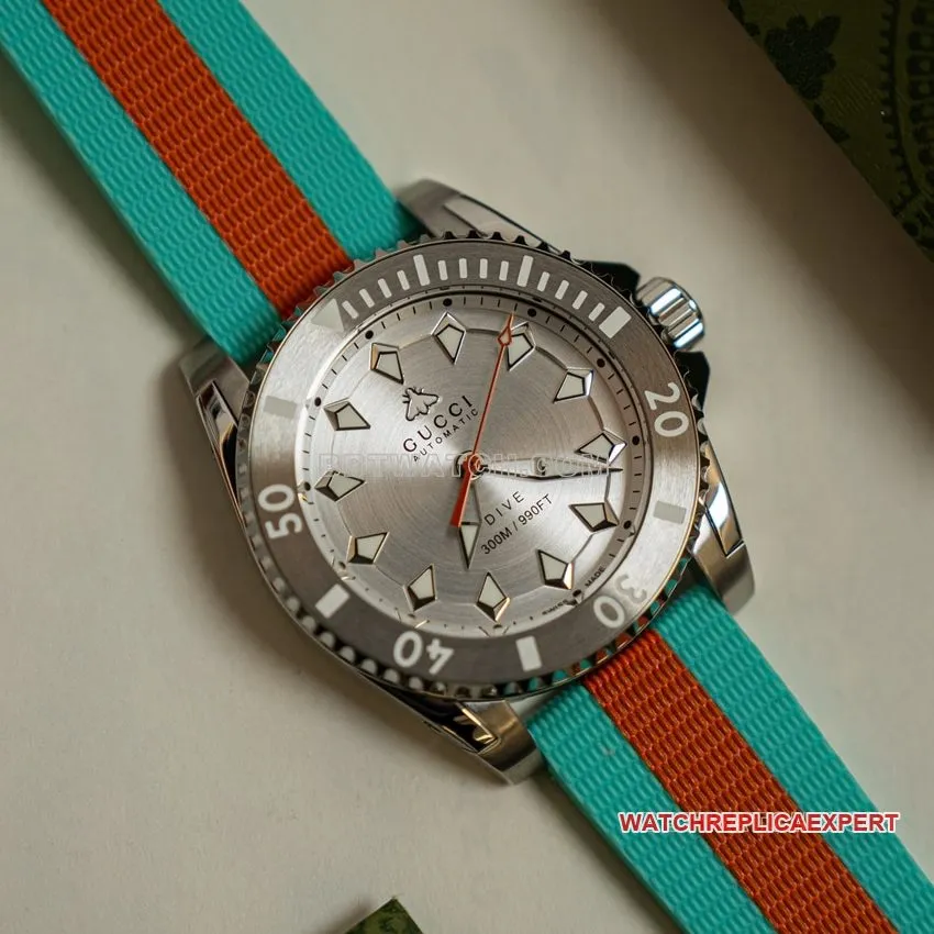 Gucci 1:1super clone2024 new silver white dialYA136351front live photo