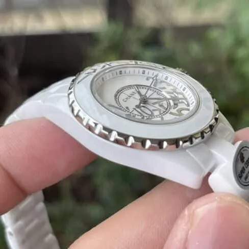 top-tier replicaEASTChanelJ12 series ladies watch side view