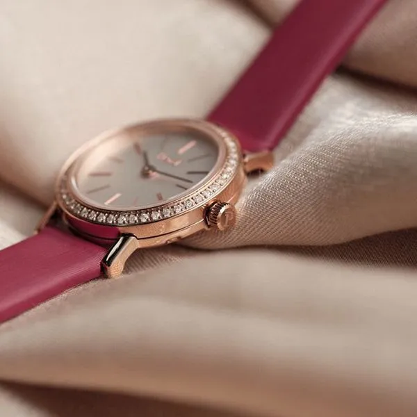 Piaget top-tiersuper watch ALTIPLANO series ladies diamondleather strapquartz casual watch back cover picture