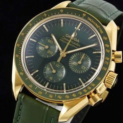 top-tier replicaRM2022 legendary space watch Omega Speedmaster series moon watch green dial front view