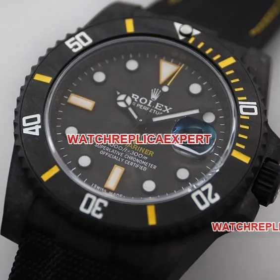 VS FactoryRolexSubmarinertop-tier replicablack dial carbon fiber yellow circle leather strap front live photo
