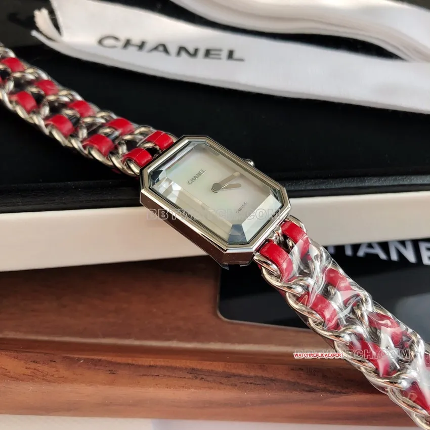 Chaneltop-tier white mother-of-pearl dial red leather chain braceletcaseback live photo
