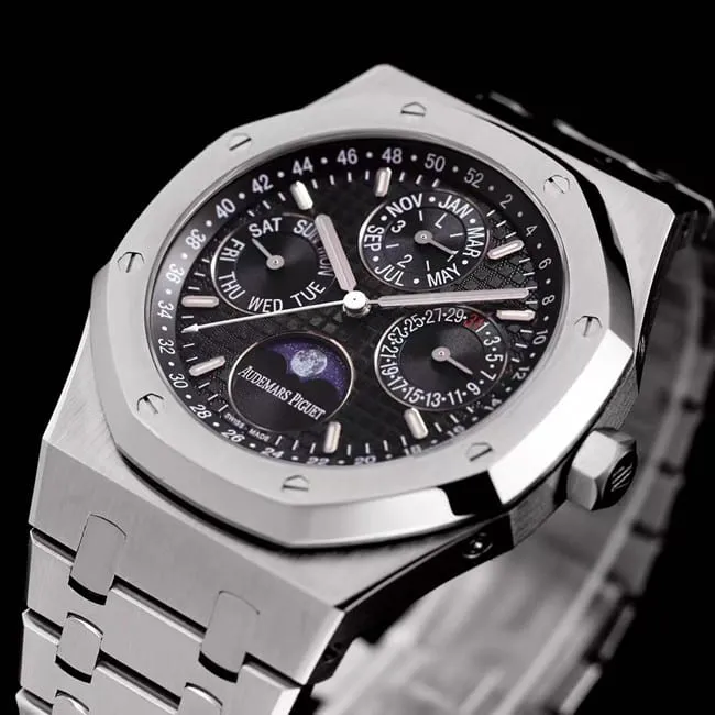 Audemars Piguettop-tier watch automatic movement men's black dialsteel braceletRoyal Oak series watch front view