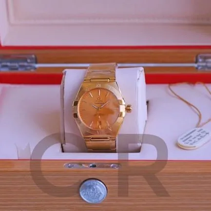 Top collectible watches Omega 5th Generation Constellation Series Gold Plate Gold Steel Strap Men's Earth Watch Front View