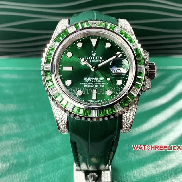 RolexSubmarinertop-tier replicagreen dialdiamond bezelleather strap front live photo