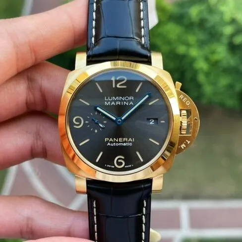 Dachang high-quality VSPaneraiPAM1115 yellow gold black dial men's watch front view