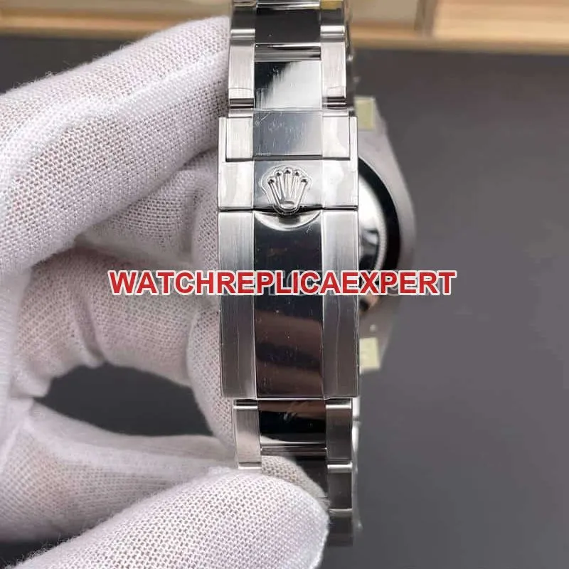 VSRolexGMT-Master1:1top-tier replicagreen dial126729front live photo