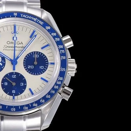 Omegatop-tier watch men's automatic movementwhite dialsteel bracelet Snoopy series watch front view