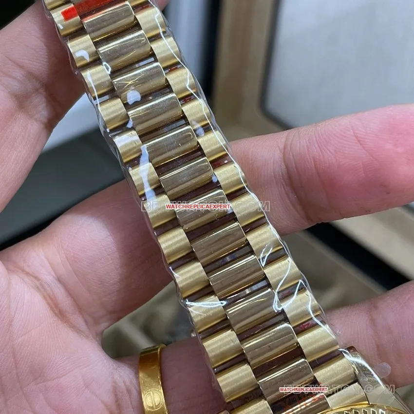 QF factory RolexDay-Date type 1:1top-tier smoked green m228238-0069front live photo