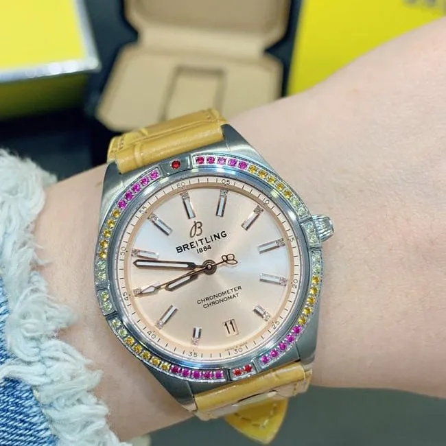 top-tier replicaBreitling women's watch gold plate yellow belt South China Sea capsule series fully automatic movementleather strap front view