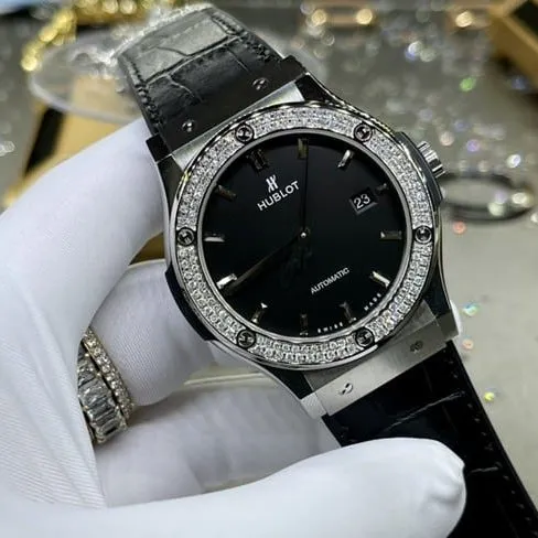 top-tier watch Hublot men's black dial black belt fully automatic movementleather strap watch side view