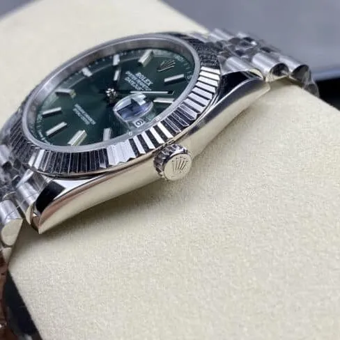 top-tier replicaAR Return of the King Rolexgreen dial Oyster Perpetual Datejust41 series men's watch front view