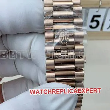 1:1replica watch VS FactoryRolexDay-Dategreen dialrose goldsteel braceletfront live photo