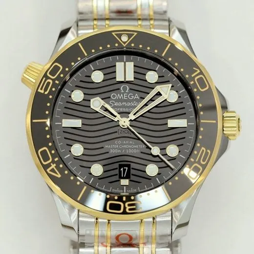 top-tier replicaOmega men's black dialsteel braceletSeamaster 300m series mechanical watch side view
