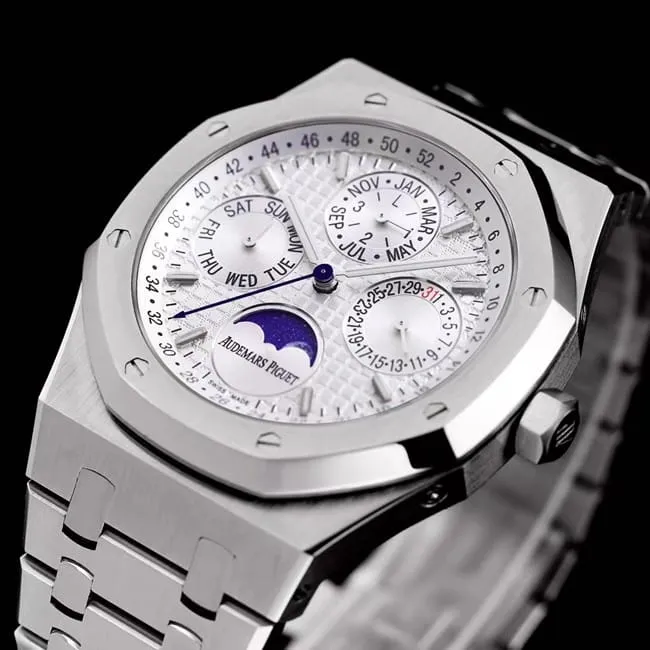 Audemars Piguettop-tier watch automatic movement men's white dialsteel braceletRoyal Oak series watch side view