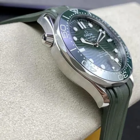 Omega 2022 Latest Seamaster 300 Dual-T Black-Green Dial Men's Mechanical Watch Front View