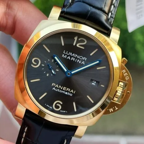 Dachang high-quality VSPaneraiPAM1115 yellow gold black dial men's watch front view