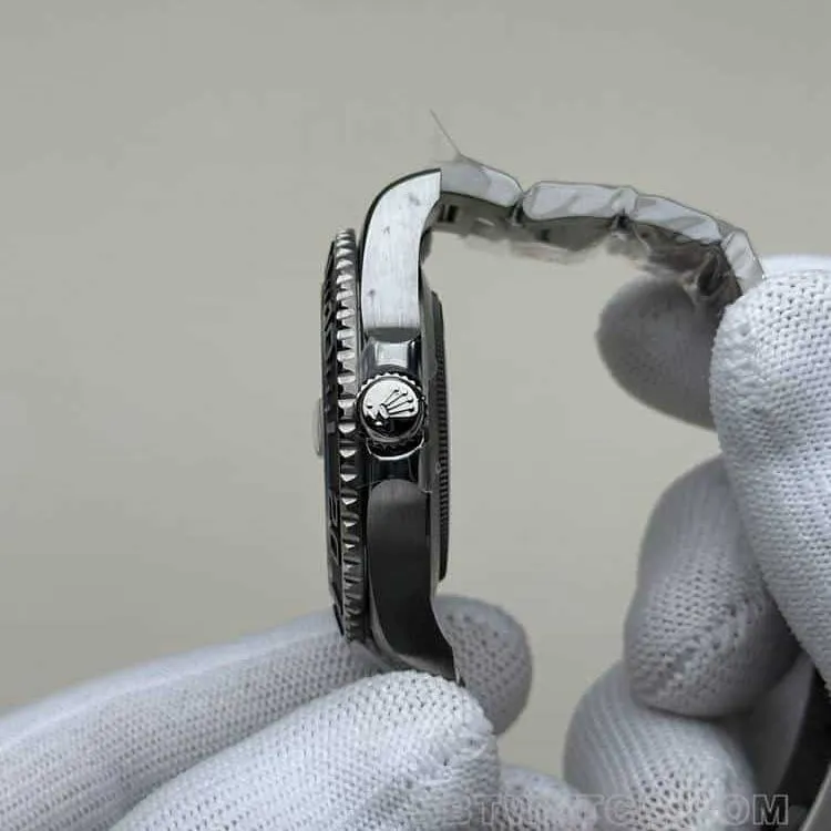 CleanRolex Yacht-Mastersuper cloneblack dialtitanium226627front live photo