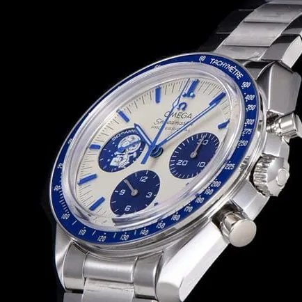 top-tier watch Omega men's white dial Snoopy series steel bracelet watch side view