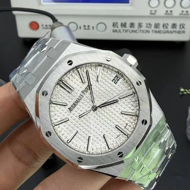 Audemars Piguet1:1replica watchDDF factory Royal Oak41mmwhite dial4302mechanical movementsteel bracelet caseback live photo